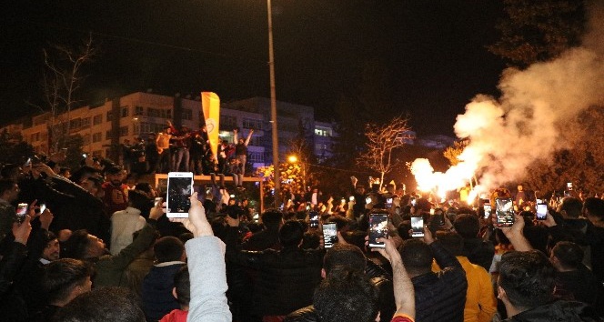 Şanlıurfalılar Galatasaray galibiyetini davul-zurna ile kutladı
