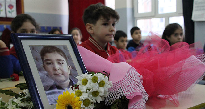 Depremde hayatını kaybeden Muhammed&#039;in masasına çiçekler bırakıldı