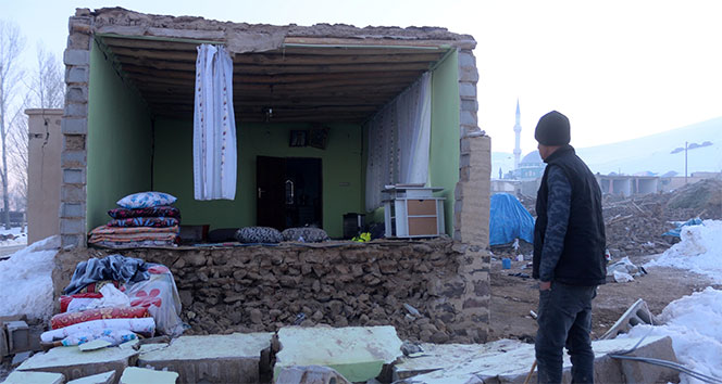 İki depremin yaşandığı köyde sağlam ev kalmadı