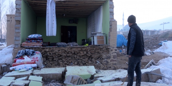 İki depremin yaşandığı köyde sağlam ev kalmadı