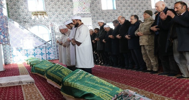 Bakan Soylu depremde ölenlerin cenaze törenine katıldı
