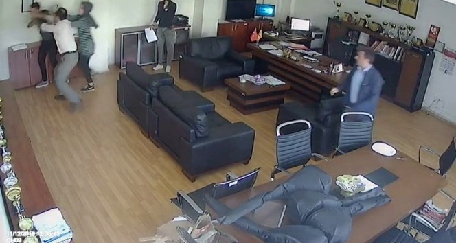 Okul müdürünün odasında öğrenciyi dövdü