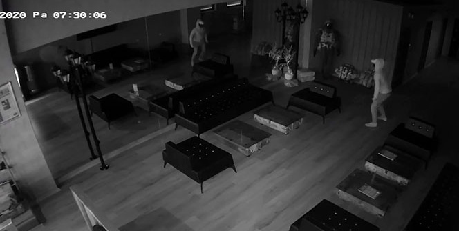 Aynadaki yansımasından korkan hırsız 6 saniyede iş yerini terk etti