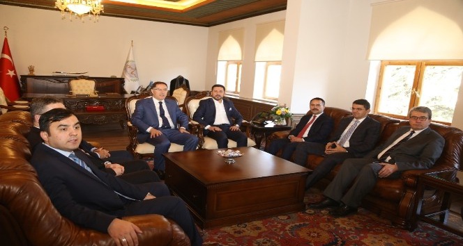 Kamu Başdenetçisi Şeref Malkoç, Belediye Başkanı Arı’yı ziyaret etti