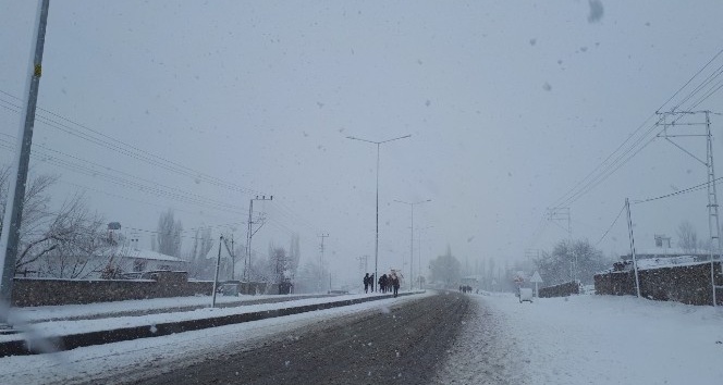 Tuzluca’da yoğun kar yağışı nedeniyle eğitime ara verildi