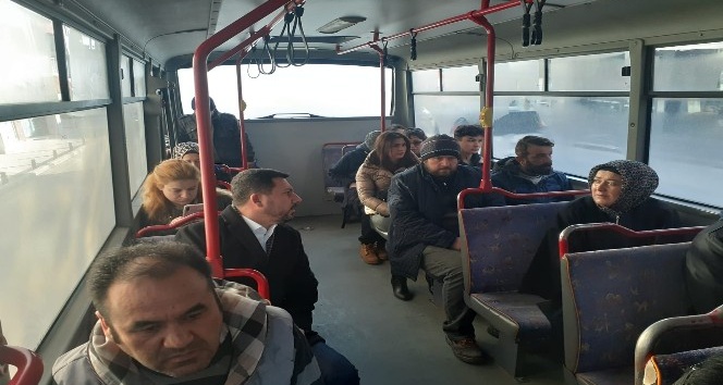 Sabah işe halk otobüsü ile gelen Başkan Arı, esnaf ziyaretlerinde bulundu