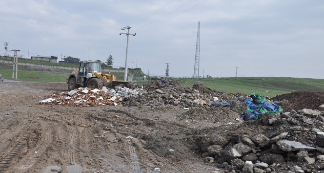 Cizre’de moloz temizleme çalışması