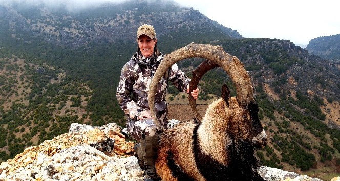 ABD’li avcı uzun boynuzlu dağ keçisi avladı