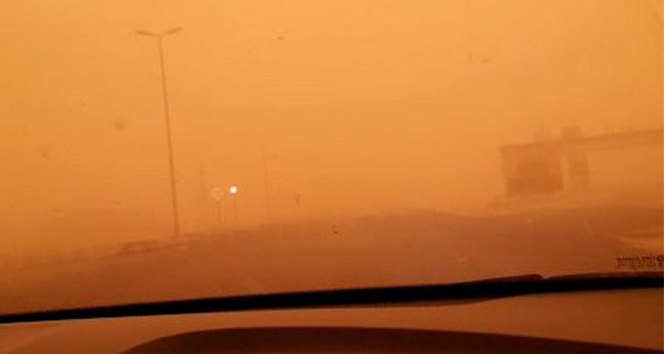 Suudi Arabistan&#039;ı toz fırtınası vurdu
