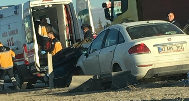 Konya&#039;da iki otomobil çarpıştı: 5 yaralı
