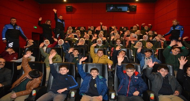 Elazığ polisi, depremzede çocukları sinemaya götürdü