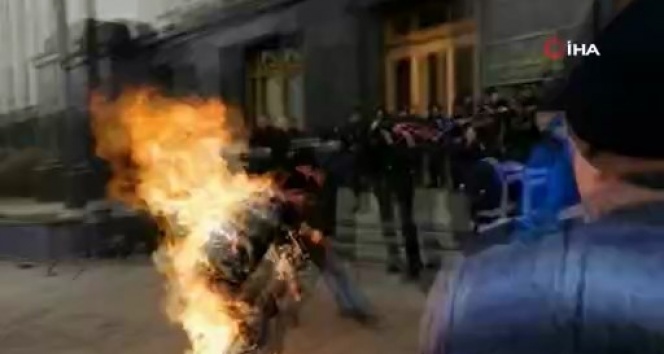 Ukrayna&#039;da bir gösterici kendini ateşe verdi
