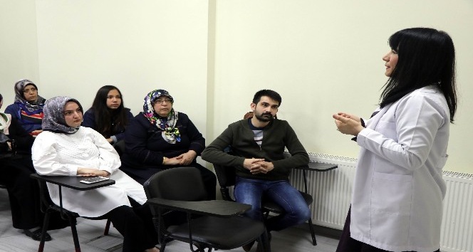 Anne, oğlu ve kızı ile Osmanlıca kursuna katılıyor
