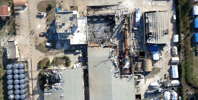 Bombalanan fabrikanın enkazında yaşıyorlar