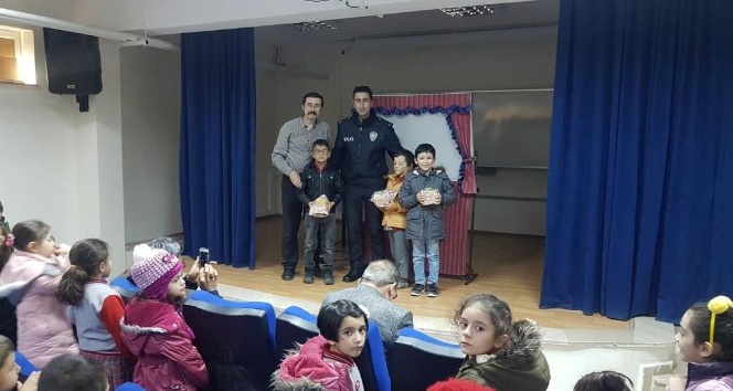 Tokat Polisinden çocuklara Karagöz hediyesi