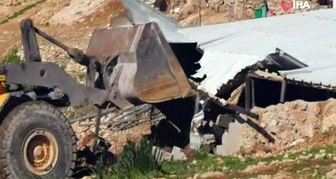 İsrail güçleri Filistinli ailenin evi yıktı