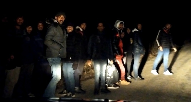 Edirne&#039;de mülteciler Yunanistan sınırına akın ediyor
