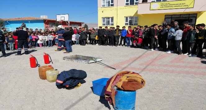 İtfaiye personelinden öğrencilere yangın eğitimi