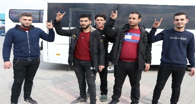 Suriyeli gençler Mehmetçiğe destek için yola çıktı