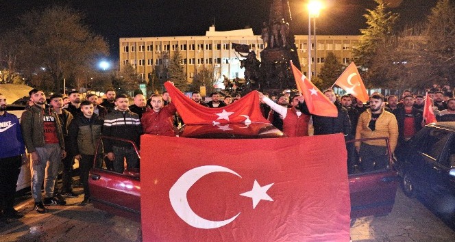 Uşak’ta vatandaşlardan kahraman Mehmetçik’e destek