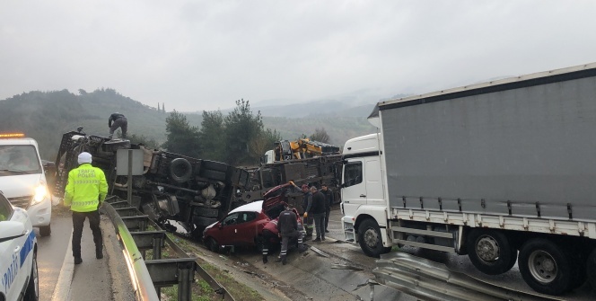 Tır devrildi, sıfır kilometre araçlar hurdaya döndü