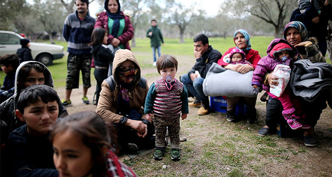 Çanakkale’den Yunanistan’a geçmeyi bekleyen mültecilere giyim ve erzak ve battaniye yardımı