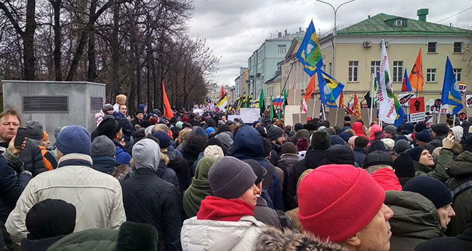 Sokağa inen binlerce protestocu Putin’in istifasını istedi