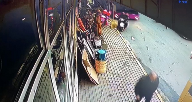 İstanbul'da feci kaza kamerada! Otobüsün altında kalmaktan son anda kurtuldu