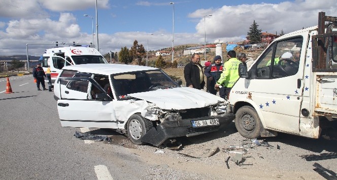 Kırıkkale’de otomobil ile pikap çarpıştı: 1’i çocuk, 3 yaralı