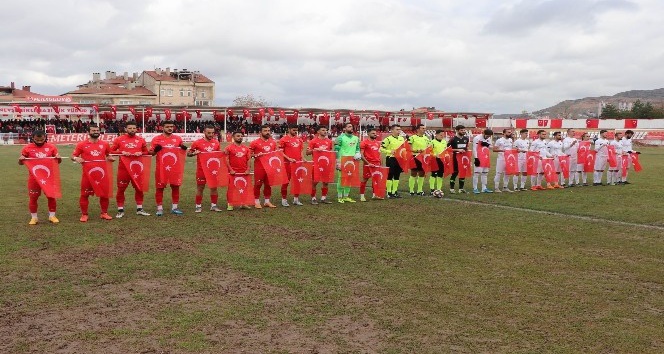 Futbolcular ve hakemler maça Türk Bayraklarıyla çıktı