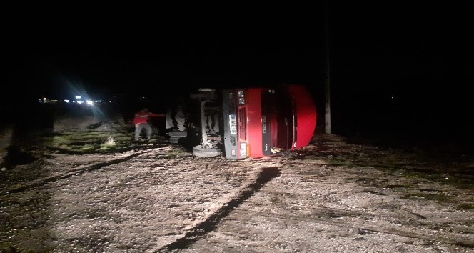 Gölbaşı’nda kamyonet yan yattı: 2 yaralı