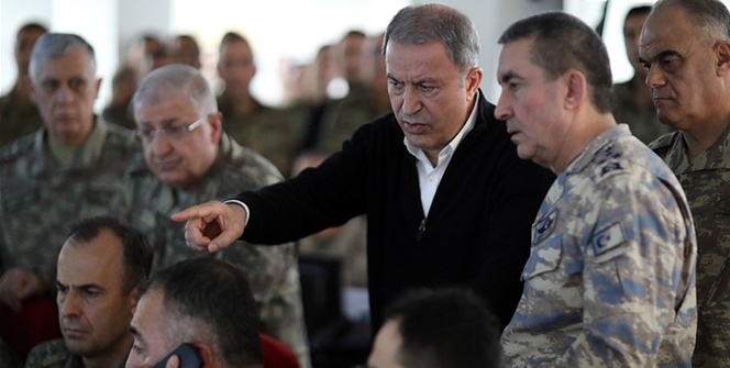 Bakan Akar'ın Bahar Kalkanı Harekatı'nı yönettiği anların fotoğrafları paylaşıldı