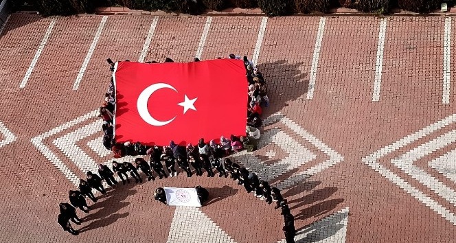 Kız öğrenci yurdunda kalan öğrencilerden Mehmetçiğe destek