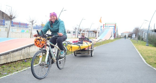 Göçmenler Avrupa’ya, o bisikletiyle Türkiye yolunda