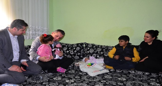 Kaymakam Solmaz’dan yaşlı, hasta ve yeni doğan bebeklere ziyaret