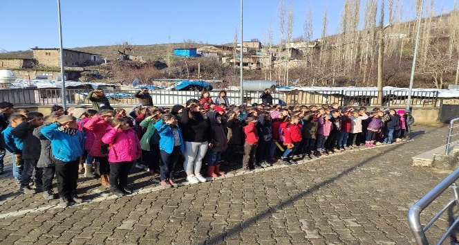Uludereli öğrencilerden Mehmetçiğe asker selamlı destek