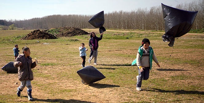 Ümidin kıyısında, çöp poşetinden uçurtmalar
