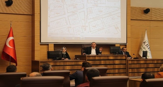 Belediye meclisinde şehitler için saygı duruşu