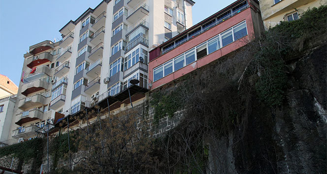 Kayalar üzerindeki evler görüntüleri ile dikkat çekiyor