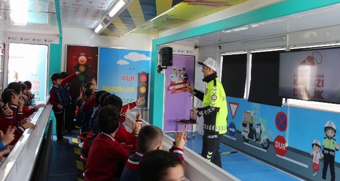 Mobil trafik eğitim tırı Siirt’te minik öğrencilerle buluştu