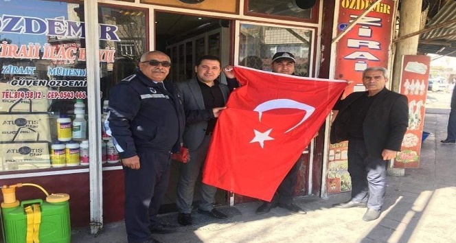 Kilis’te esnafa Türk Bayrağı dağıtılıyor