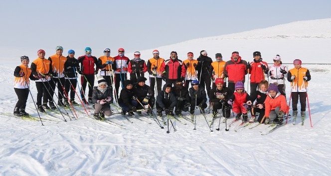 Ağrılı kayakçılar Erzurum’dan 10 madalya ile döndü
