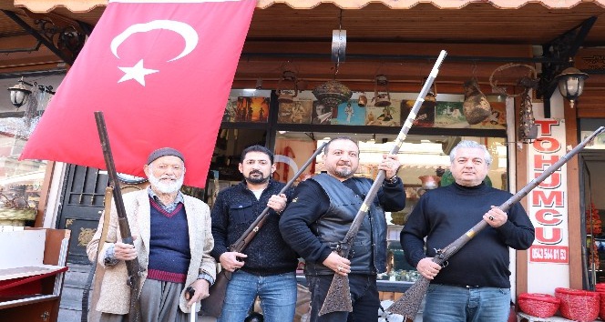 Mehmetçiğe antika silahlarla destek