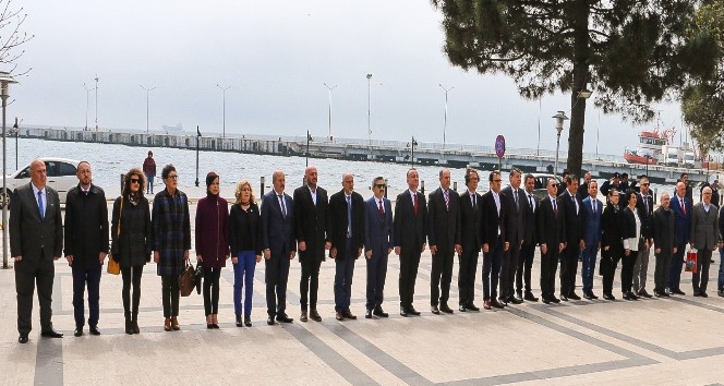 Sinop meclisinden şehitler için saygı duruşu