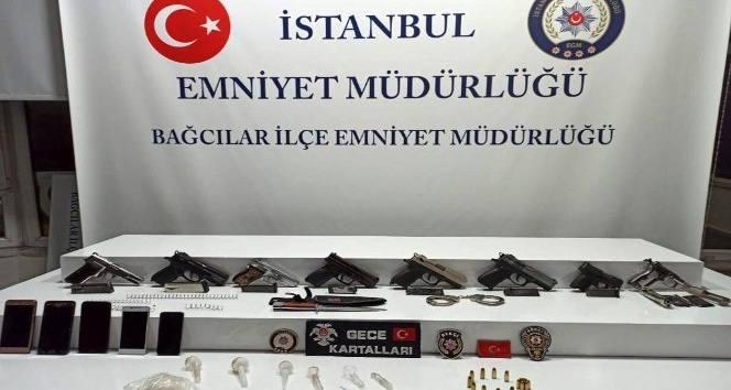 Bağcılar’da silah ve uyuşturucu ticareti yapılan eve baskın: 2 gözaltı