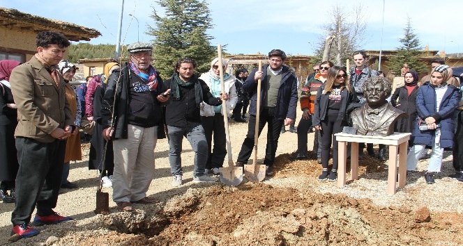 Müslüm Gürses’in ismi Şükran köyünde dikilen çınar ve büstüyle yaşatılacak
