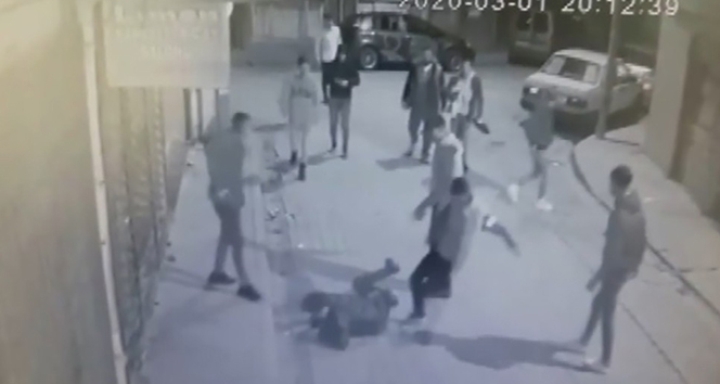 Konya&#039;da tekme tokat dövülen gencin gasp edilme anı kamerada