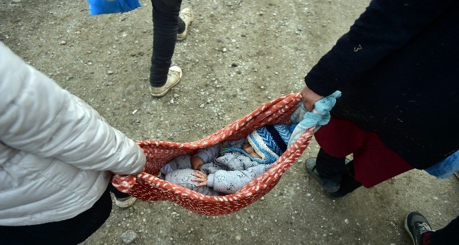 Sınıra ulaşabilmek için 10 aylık bebekleriyle 4 gün yürüdüler
