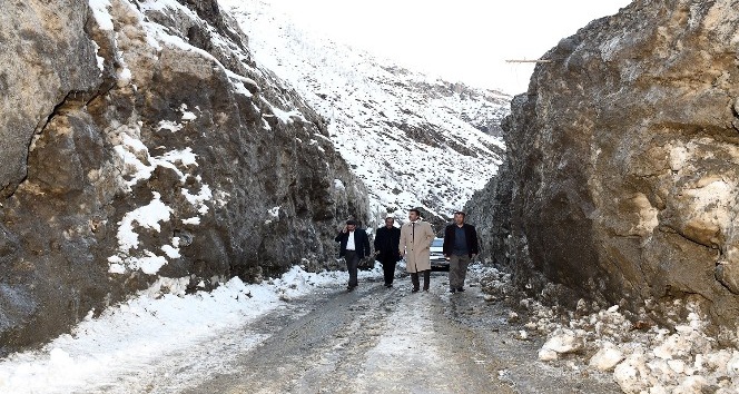 Yüksekliği 6-7 metreyi bulan çığlar temizleniyor