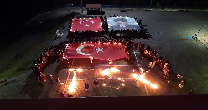 Giresun’da üniversite öğrencilerinden Mehmetçiğe ateşli ve ay yıldızlı destek